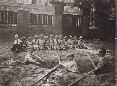 502143 Afbeelding van enkele spelende kinderen op het schoolplein van de Fröbelschool Ondiep 63 te Utrecht; op de ...